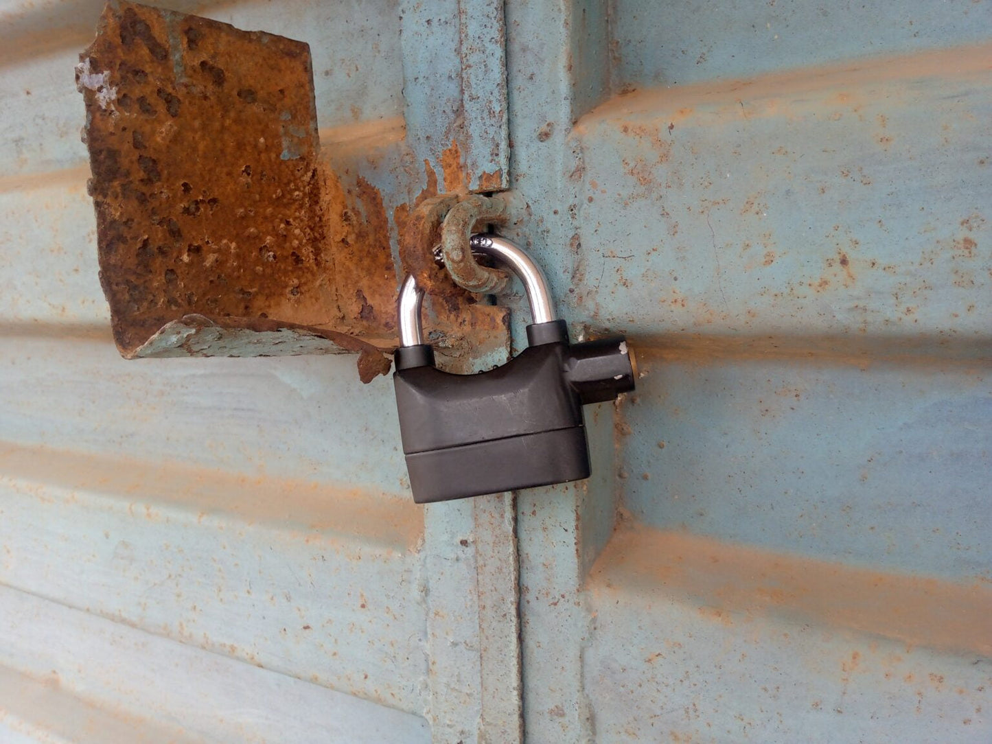 🔐 Cadenas avec Alarme Intégrée – Parce que la Sécurité N'est Pas Négociable ! 🔐.