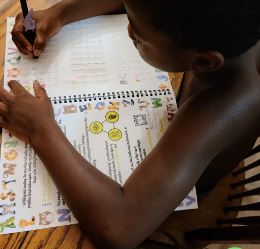 Pack Cahier pour Maternelle au CE1 : Écriture en 14 Jours – 4 Cahiers, 1 Stylo, 10 Recharges à 10 900 FCFA